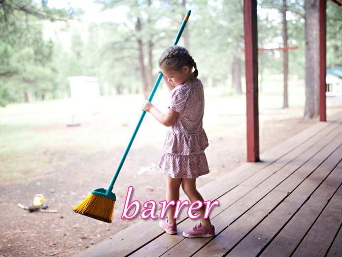 スペイン語の動詞 barrer「掃く、一掃する」の活用と意味【例文あり】