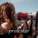 スペイン語の動詞 protestar「抗議する、不満を言う」の活用と意味【例文あり】